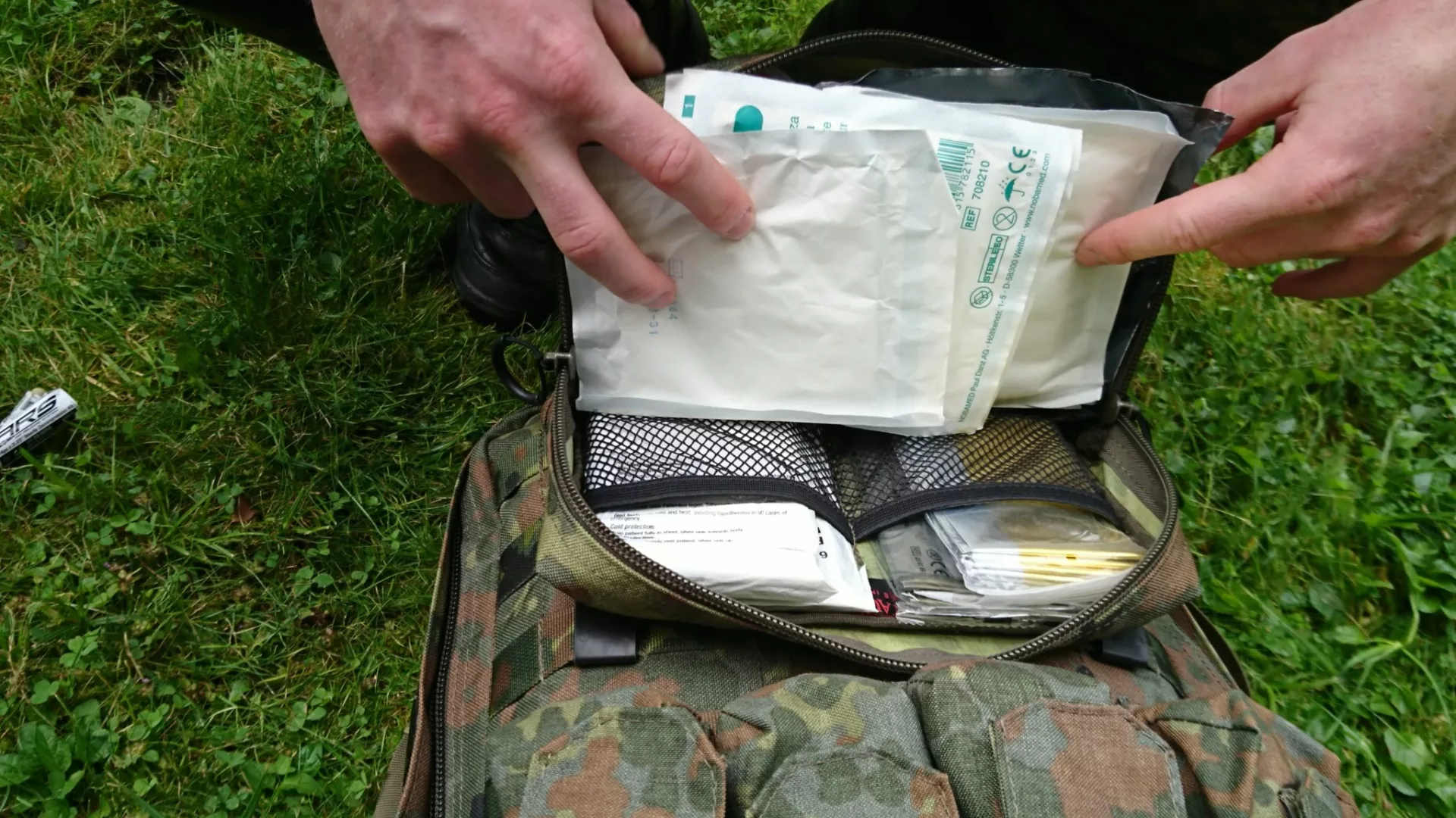 Medic equipment in the horizontal multi-purpose bag